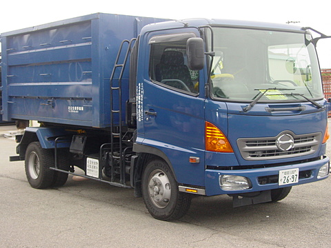 龍野衛生公社は兵庫県たつの市で廃棄物収集運搬業をしていえおり、アームロール車を保有しています